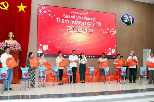 KienlongBank tiếp tục hành trình 'San sẻ yêu thương – Thêm hương ngày Tết' năm thứ 10