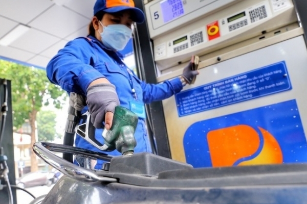 Giá xăng bất ngờ được điều chỉnh tăng trong khi giá dầu giảm