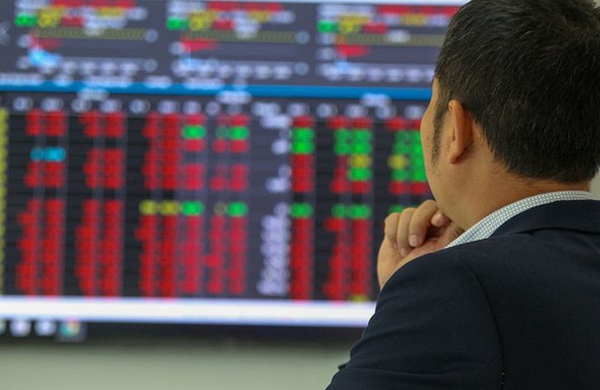 Hàng trăm cổ phiếu mất giá, Vn-Index giảm hơn 5 điểm
