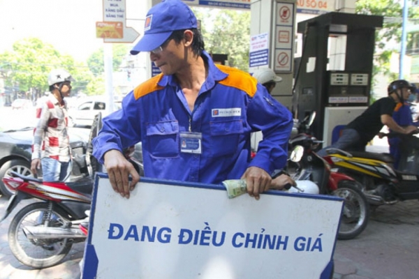 Giá xăng dầu tăng mạnh, RON95 lên gần 23.000 đồng/lít