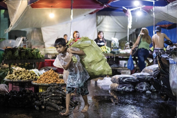 Khủng hoảng vật giá leo thang đẩy người dân ở châu Á vào tình trạng nghèo khổ