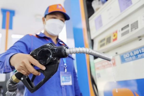 Giá xăng dầu giảm mạnh, RON95 xuống còn hơn 23 nghìn đồng/lít
