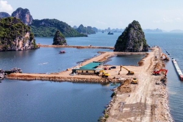 Tin bất động sản ngày 7/11: Yêu cầu dừng thi công dự án lấp vùng đệm vịnh Hạ Long