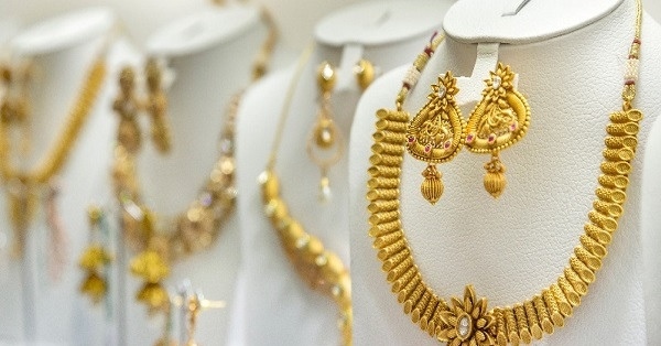 Giá vàng thế giới sụt giảm, vàng miếng SJC giữ ở mức cao