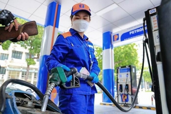 Xăng dầu đồng loạt tăng giá, RON95 lên gần 24 nghìn đồng/lít
