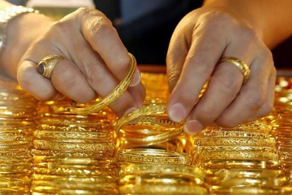 Giá vàng thế giới đột ngột giảm sâu, vàng nhẫn tròn trơn đang cao kỷ lục