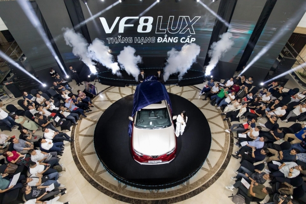 VinFast tái định vị VF 8 với phiên bản 'Thăng hạng đẳng cấp' VF 8 LUX