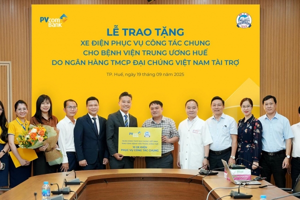 PVcomBank trao tặng 10 chiếc xe điện phục vụ công tác chung cho Bệnh viện Trung ương Huế