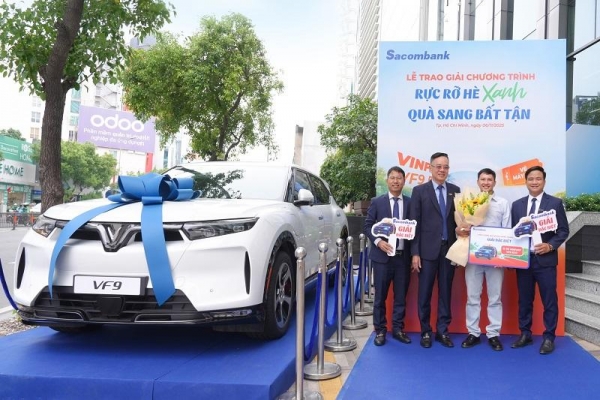 Sacombank trao xe ô tô điện VinFast VF9 Eco cho khách hàng may mắn