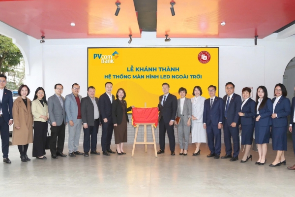 PVcomBank trao tặng học bổng và hệ thống màn hình LED cho trường Đại học Ngoại thương