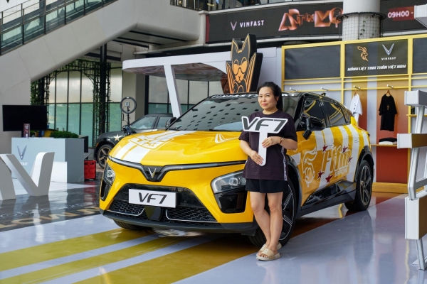 Lái thử VF 7, khách hàng “chốt” mua tặng xe cho con gái
