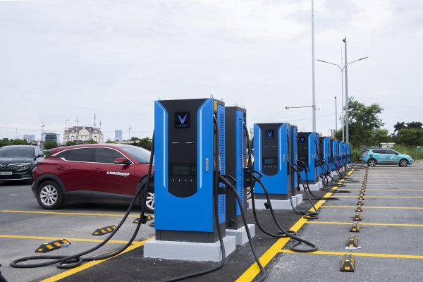 V-Green khai trương trạm sạc siêu nhanh lớn nhất Hà Nội, chủ xe điện chia sẻ: “84 cổng toàn sạc nhanh nên rút ngắn đáng...