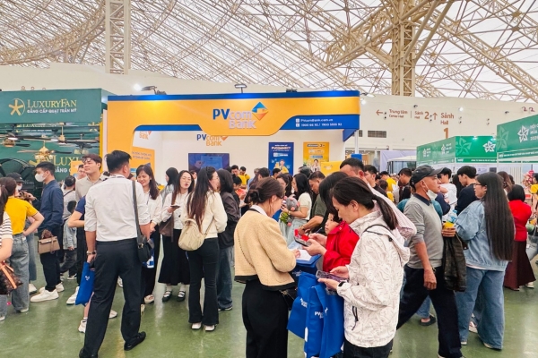 Khách hàng trải nghiệm tài chính số cùng PVcomBank tại Hội chợ mùa Thu 2025