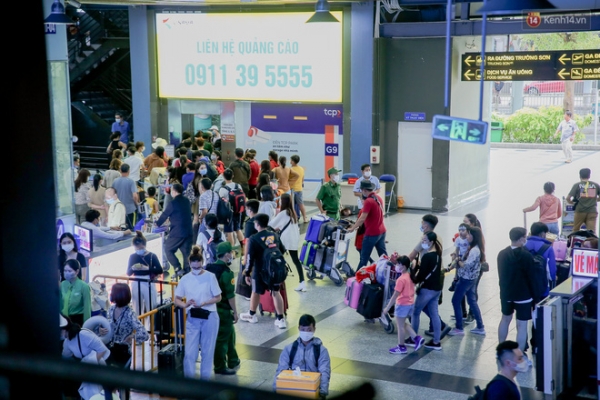 Chùm ảnh: Sân bay Tân Sơn Nhất tấp nập sau kỳ nghỉ Tết Dương lịch, nhiều người xách hành lý lỉnh kỉnh xếp hàng dài