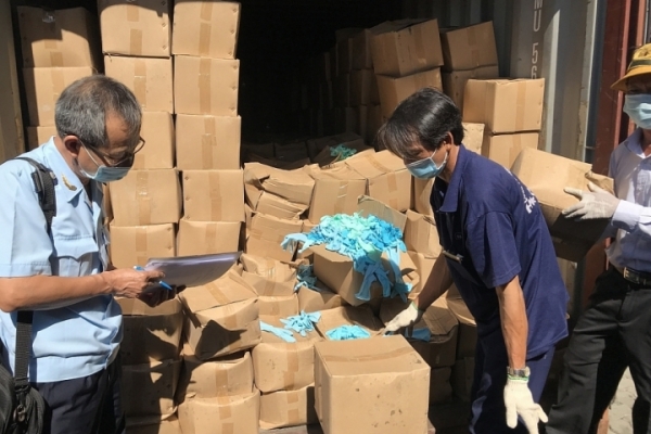 Kịp thời ngăn chặn nhiều lô găng tay bẩn từ Trung Quốc nhập khẩu vào Việt Nam