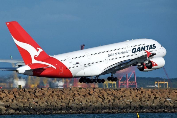 Qantas Airways cắt giảm 2.500 nhân sự