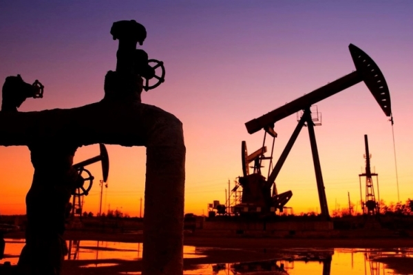 Giá dầu lao dốc do hàng tồn kho Mỹ tăng cao