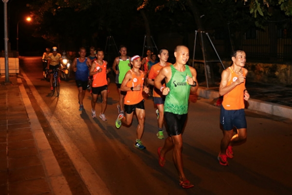 Chạy theo VPBank Hanoi MarathonASEAN, thấy 1 Hà Nội lãng mạn đêm thu