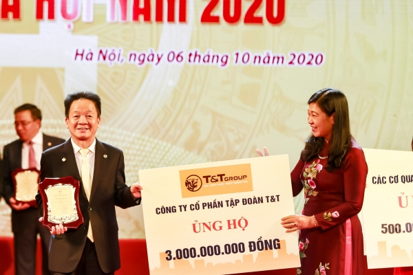 “Bầu Hiển” ủng hộ 5 tỷ đồng cho Quỹ Vì người nghèo Hà Nội