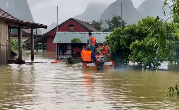 Các tỉnh miền Trung gấp rút ứng phó bão số 8, hỗ trợ người dân