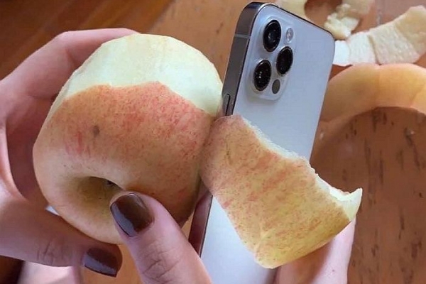 Chuyện thật như đùa: iPhone 12 sắc đến mức có thể gọt táo!