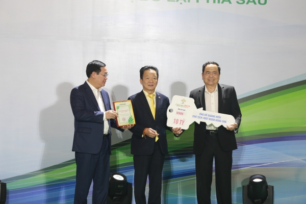Tập đoàn của bầu Hiển ủng hộ thêm 5 tỷ đồng hỗ trợ chống dịch COVID-19 tại Nghệ An