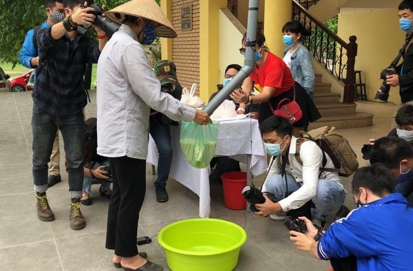 Sáng 11/4, cây ATM gạo đầu tiên ở Hà Nội đã hoạt động