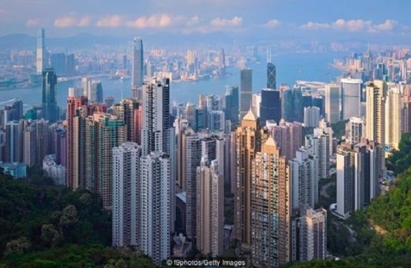 Giới đầu tư đại lục đua nhau bán tháo nhà tại Hong Kong