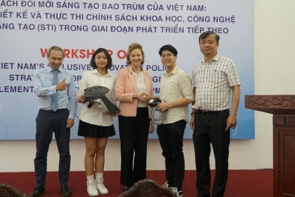 Sáng chế mũ bảo hộ chống Covid-19 độc đáo của 2 học sinh Việt Nam