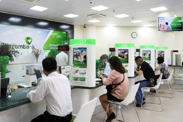 Lợi nhuận sụt giảm, nhân viên Vietcombank vẫn hưởng lương hơn 30 triệu đồng/người
