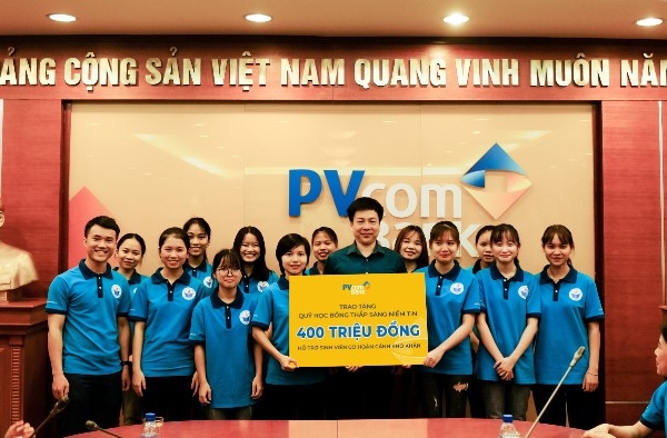 PVcomBank trao tặng 400 triệu đồng hỗ trợ sinh viên khó khăn mùa dịch