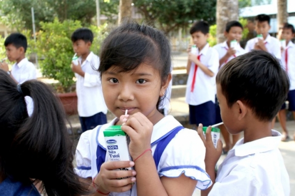 Vinamilk tiếp tục được chọn là đơn vị triển khai sữa học đường tại Trà Vinh
