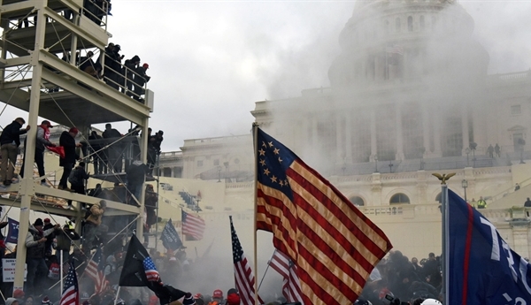 Bạo loạn tại nhà Quốc hội Mỹ, cảnh sát nổ súng