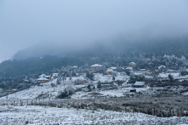 Băng tuyết trắng xoá Y Tý, du khách đổ ra đường chụp ảnh giữa khung cảnh đẹp tựa trời Âu