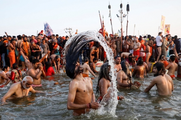 Ấn Độ: Hàng triệu tín đồ hành hương về sông Hằng bất chấp Covid-19