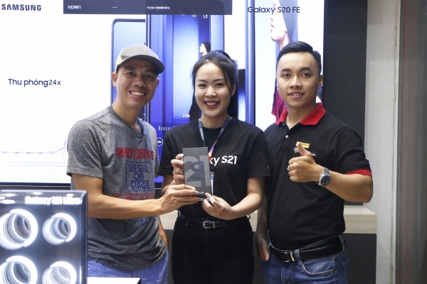 FPT Shop giao siêu phẩm Galaxy S21 Series đầu tiên tại Việt Nam cho khách hàng, sớm hơn 5 ngày so với thời gian dự kiến