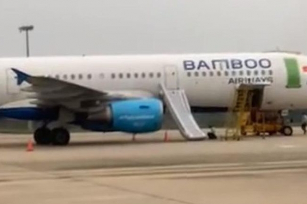 Khách mở cửa thoát hiểm máy bay Bamboo Airways vì nghĩ 'cửa nhà vệ sinh' bị phạt 15 triệu đồng
