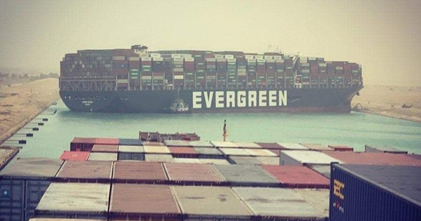 Những con số gây choáng về vụ siêu tàu mắc kẹt ở kênh đào Suez