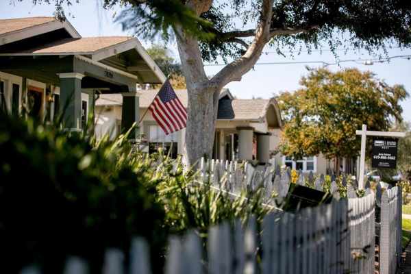 Sốt đất điên cuồng ở Mỹ: Gần 100 người tranh nhau mua 1 căn nhà, giá bán cuối cùng cao hơn 70% so với giá gốc