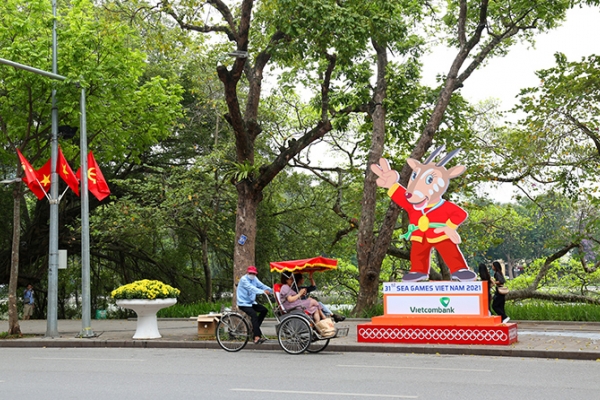 Thủ đô Hà Nội rực rỡ cờ hoa chào mừng SEA Games 31