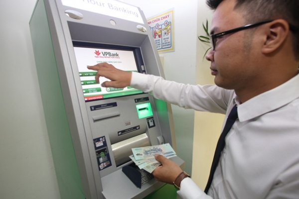 VPBank bất ngờ thông báo thu phí 3.300 đồng/lượt rút tiền từ ATM ngoài hệ thống, tăng 20% phí SMS banking