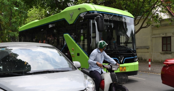 Người dân thích thú với xe bus điện không tiếng động cơ, không ống xả ‘xuống phố’ Hà Nội