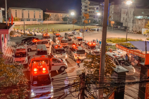 Bắc Giang: Khoảng 16 xe cứu thương vội vã đưa 3.000 công nhân đi cách ly trong đêm, nhiều mẫu test nhanh dương tính SARS-CoV-2