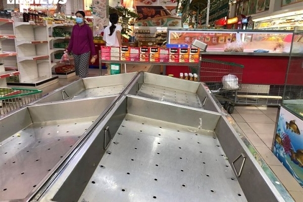 TP Hồ Chí Minh: Chấn chỉnh tình trạng 'vét' hàng siêu thị đưa ra ngoài bán giá cao