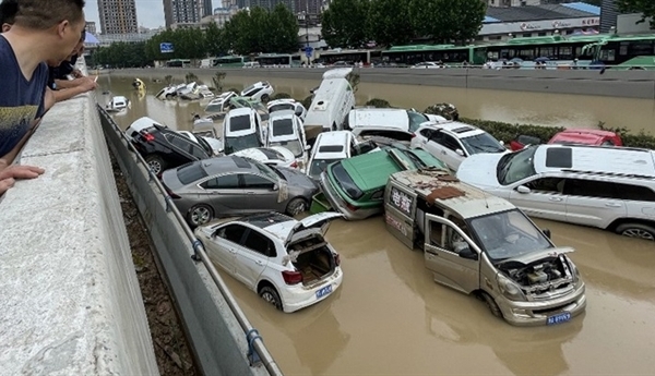 Ô tô chất đống sau lũ lụt Trung Quốc: Khó về Việt Nam