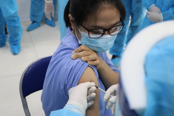 Hà Nội đạt kỷ lục tiêm chưa từng có với hơn 400.000 mũi vaccine COVID-19/ngày