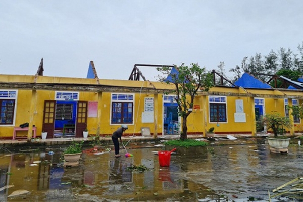Tin mới nhất về bão Vamco: Nhiều trường học, bệnh viện bị tốc mái