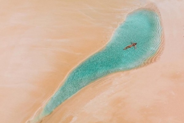 Kỳ lạ bãi biển nhỏ như bể bơi ở Australia?