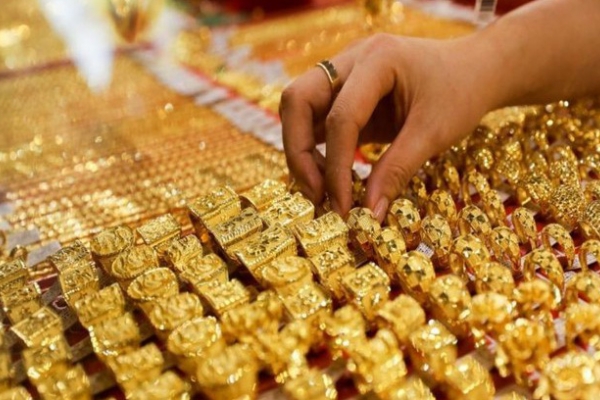 Giá vàng trong nước bất ngờ thu hẹp khoảng cách với thế giới