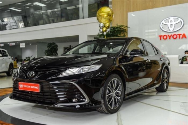 Toyota Camry 2022 tăng giá bán: Còn hấp dẫn với khách Việt?